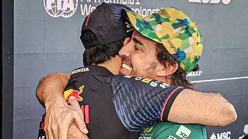 Checo Pérez y Fernando Alonso se abrazan tras su emocionante cierre de carrera