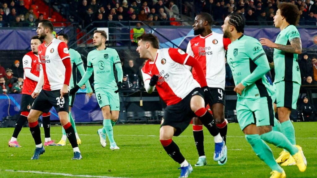 Santi Giménez marca el segundo autogol del partido ante el Atleti | Reuters