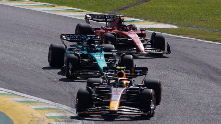 GP de Brasil: Verstapppen lidera la carrera tras primera parada; Checo es cuarto