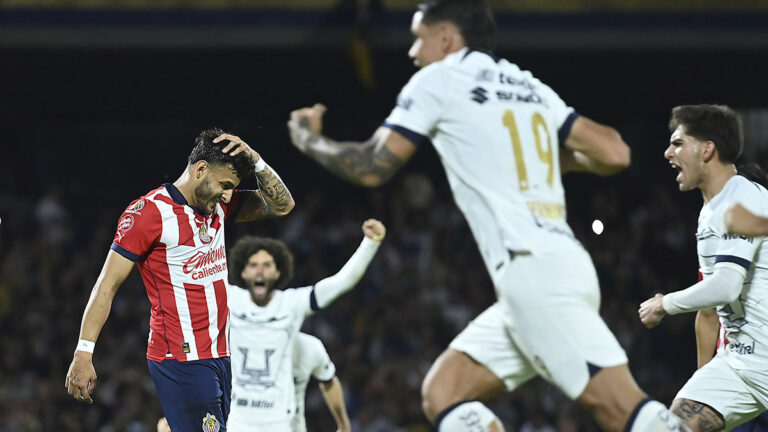 Alexis Vega regresa a la actividad en el Pumas-Chivas…¡y falla un penal!