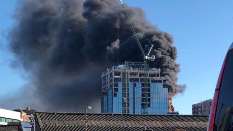Incendio masivo en un edificio de gran altura en Reading, Reino Unido. ¿Quiénes resultaron afectados?