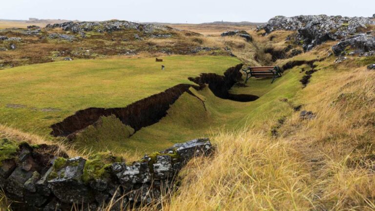 ¿Qué está pasando en Islandia? Sismos alertan de una posible erupción volcánica en el centro de Grindavík