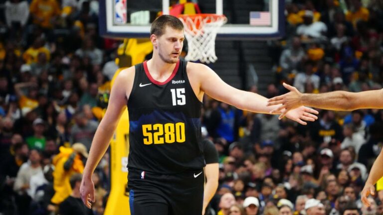 Doncic mete más puntos pero Jokic y los Nuggets se llevan la victoria en el inicio del In-Season Tournament