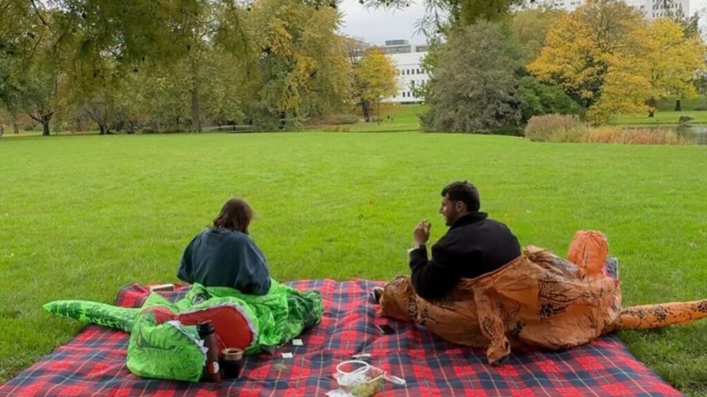 ¡Jurassic Park! Santi Giménez y su pareja se relajan en picnic vestidos de dinosuarios