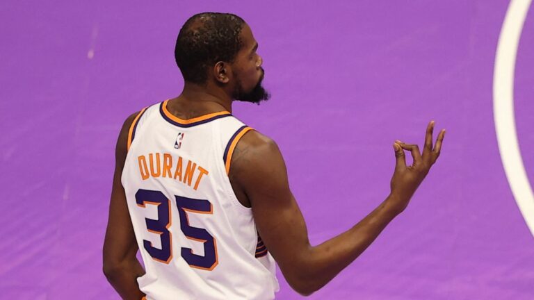 Durant encesta 38 y le da a los Suns su primera victoria en el In-Season