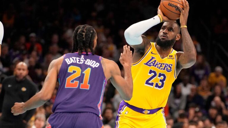 Lakers sobrevivie el susto de la rodilla de LeBron y remontar de nueva cuenta para vencer a los Suns
