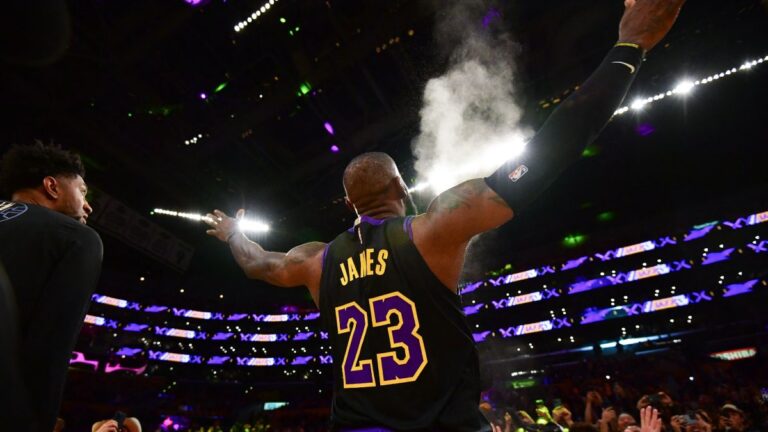 Los Lakers siguen invictos en el In-Season Tournament y LeBron James supera los 39 mil puntos en la NBA