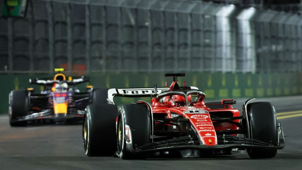 Charles Leclerc explicó la ayuda que le intentó dar a Checo Pérez durante las últimas vueltas del Gran Premio de Abu Dhabi.