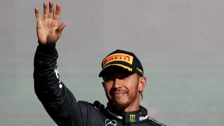 Hamilton le mete presión a Checo Pérez en la lucha por el subcampeonato: “Él tiene al auto campeón de la temporada”
