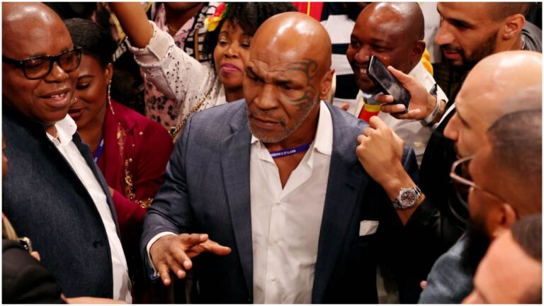 Demandan a Mike Tyson por una fortuna tras golpear a un hombre dentro de un avión