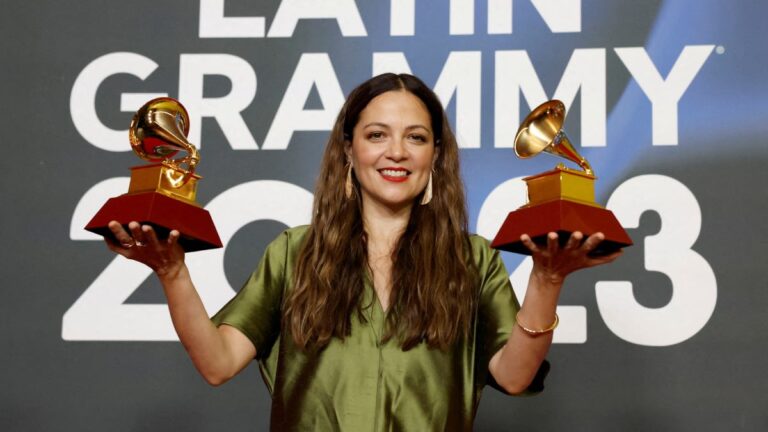 Natalia Lafourcade hace historia y es la mujer más premiada en los Latin Grammy; ¿cuántos lleva?