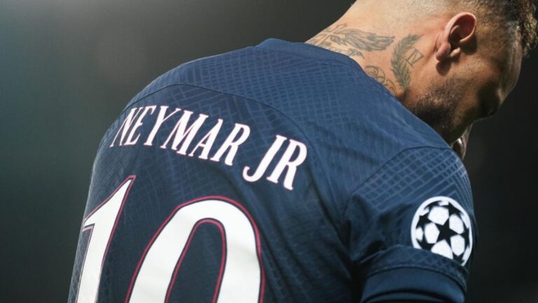 Exmédico del PSG afirma que Neymar llegó lesionado del Barcelona; el entorno del brasileño lo desmiente