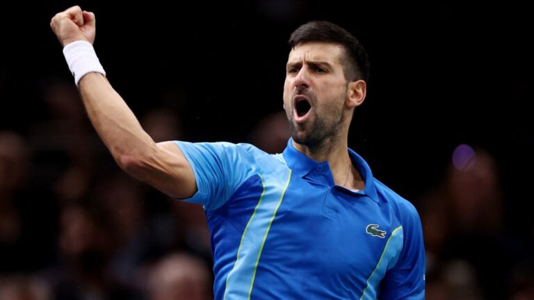 Djokovic logra revancha; vence a Rune y está en semis del Masters de París