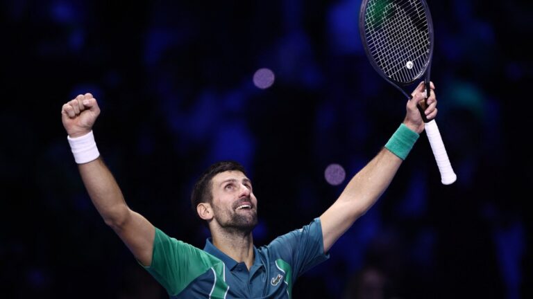 Novak Djokovic derrota a Carlos Alcaraz y buscará su séptimo título de las Finales de la ATP
