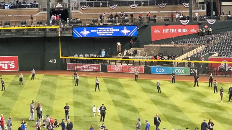 La seguridad impide celebración de los Rangers en la alberca de Chase Field