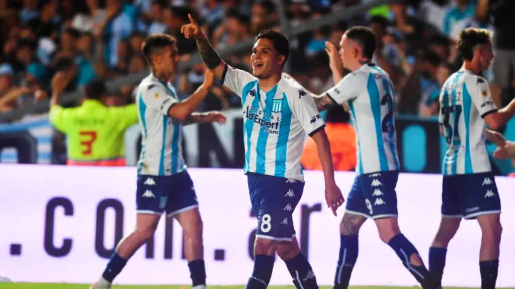 Juan Fernando Quintero celebra un gol. - Bahía Blanca.