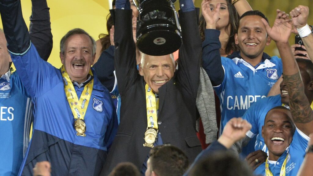 Miguel Ángel Russo levanta el trofeo en Colombia. - Vizzor Image.
