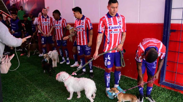 Los jugadores de San Luis salen con perritos previo al duelo ante Santos para promover la adopción