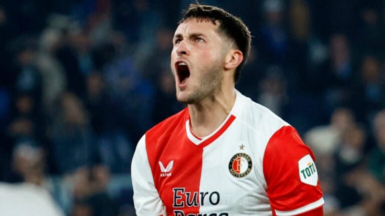 Santiago Giménez se estrena con el Feyenoord en el 2024 con un gran gol ante el NEC
