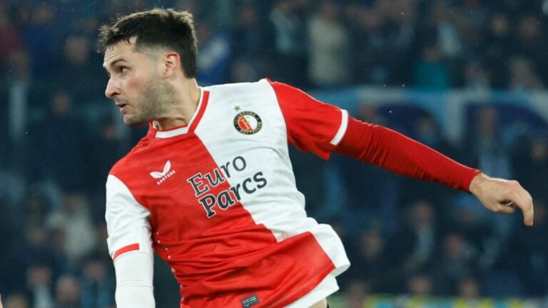 Santiago Giménez, en blanco y sustituido en la victoria del Feyenoord ante el AZ Alkmaar