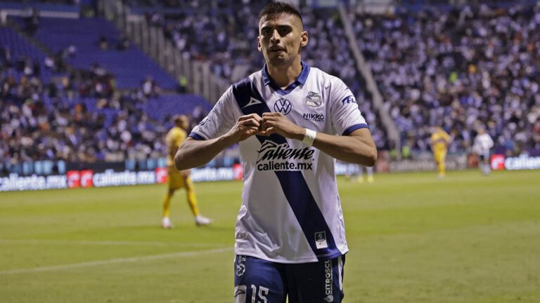 Guillermo Martínez le da el empate al Puebla antes del descanso