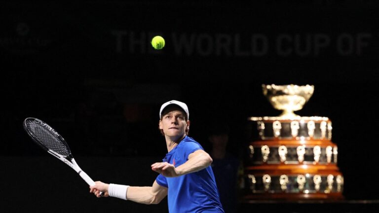 Jannik Sinner derrota por partida doble a Novak Djokovic y lleva a Italia a la final de la Copa Davis