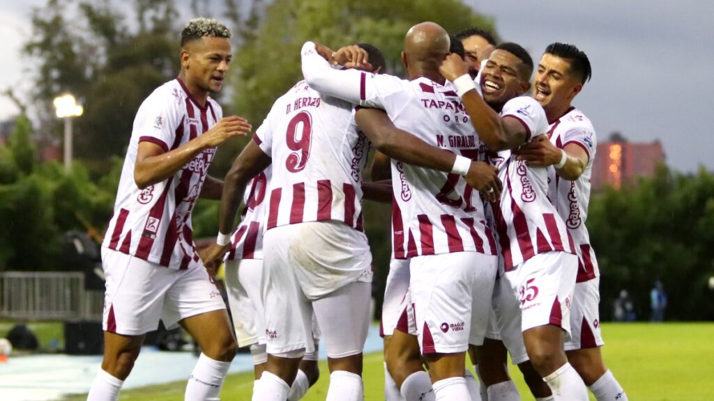 Jugadores de Deportes Tolima celebran un gol. - Vizzor Image.