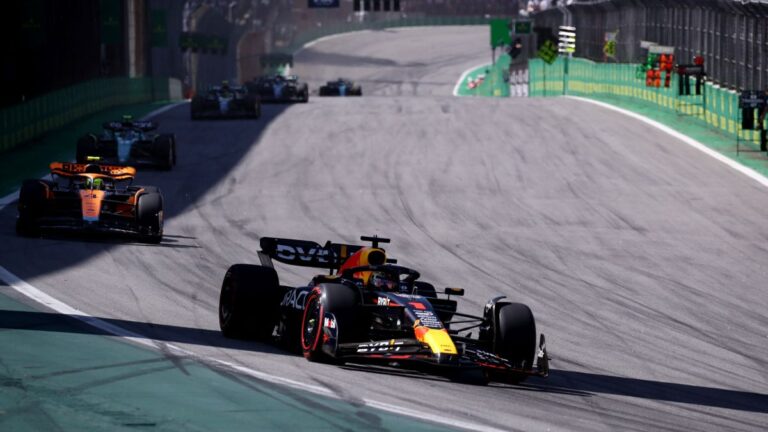 Verstappen gana el GP de Brasil; Alonso le arrebata el podio a Checo en un duelo de infarto
