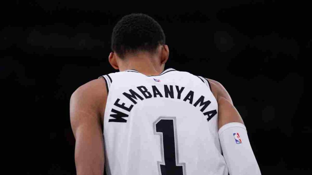 Wembanyama subaste el jersey de su debut en la NBA | AP
