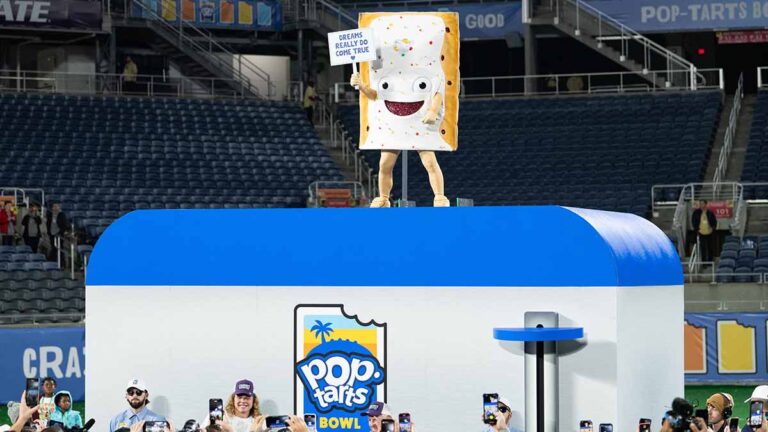 La mascota del Pop-Tarts Bowl se roba el show y termina como comida de los campeones Kansas State