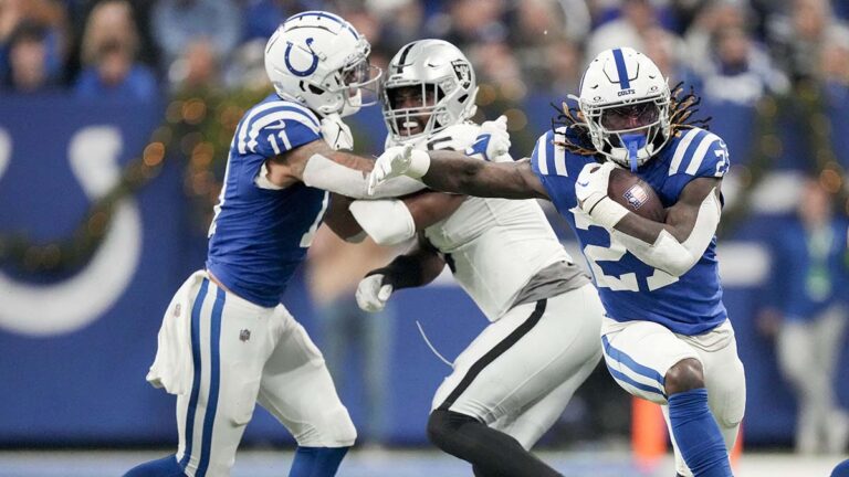 Los Colts resisten y vencen a Raiders para dejarlos fuera de la contienda por los playoffs