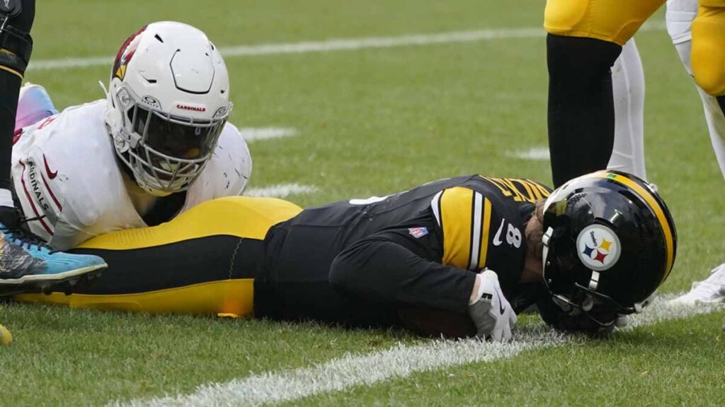 Kenny Pickett sale lesionado en el juego de Steelers y Cardinals | AP