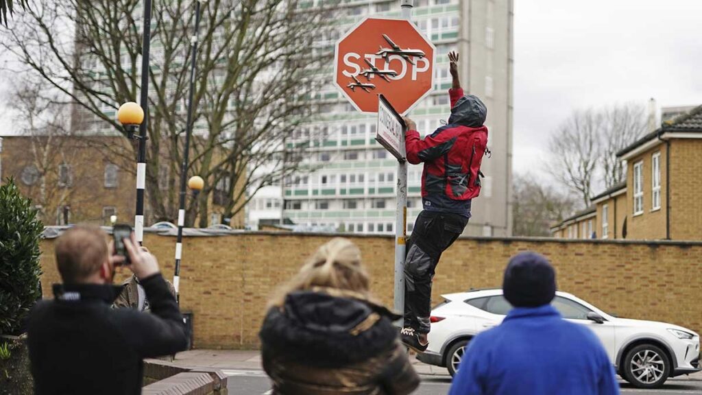 Banksy instaló su obra más reciente en una esquina en Londres. Reuters