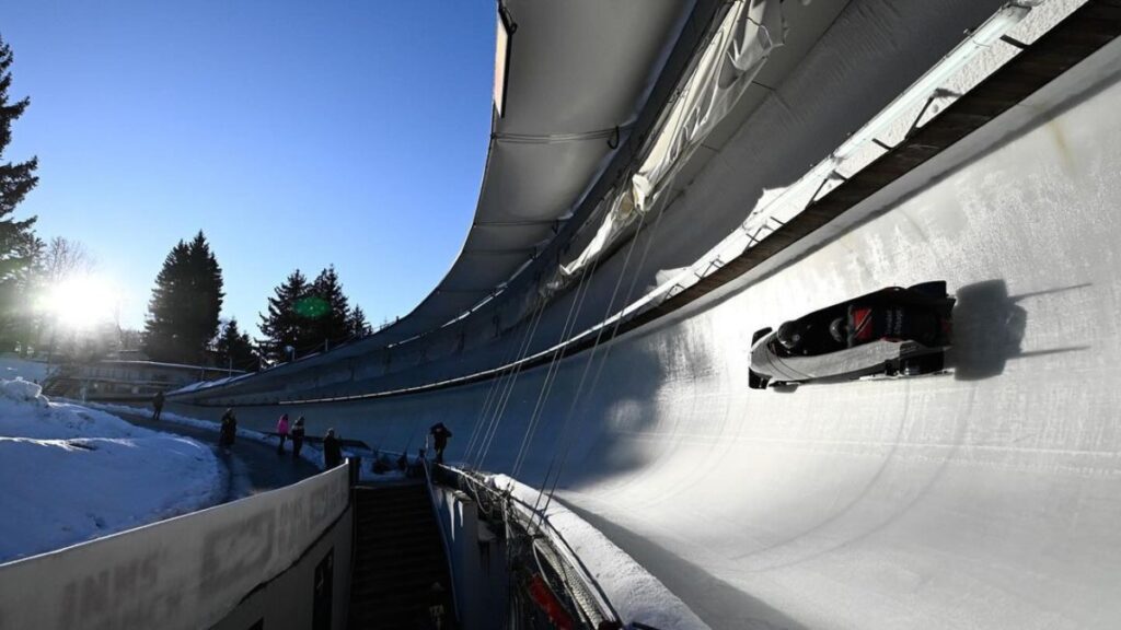 Los trineos de bobsleigh alcanzan velocidades de hasta 40 km/h | @ibsfsliding