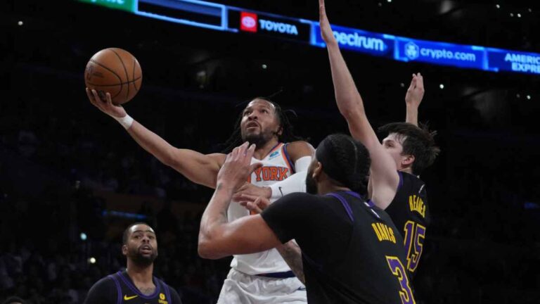 Los Knicks arruinan la noche en la que los Lakers estrenaron el banderín de campeones del torneo In Season