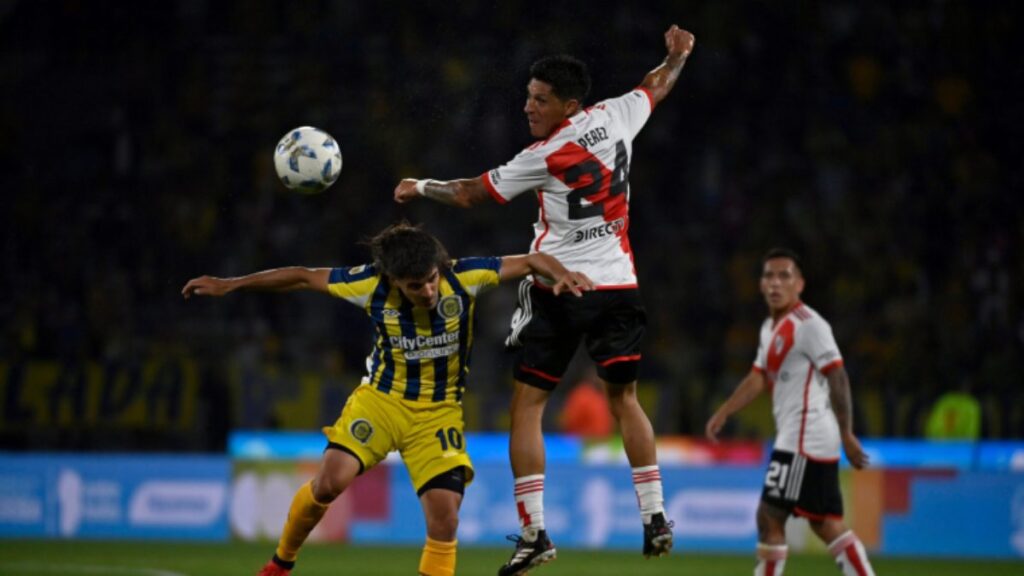 Enzo Pérez y Javier Malcorra disputan una pelota. Foto: River.