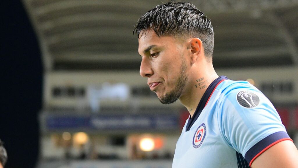 Carlos Salcedo no regresará a Juárez; Se estanca su salida de Cruz Azul