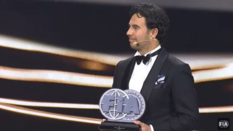 Checo Pérez recibe el trofeo de subcampeón de la F1: “Agradezco a todo el equipo por el apoyo en los momentos difíciles”