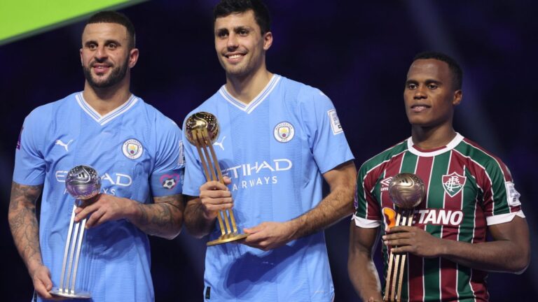 Jhon Arias se codea con los mejores del Mundial de Clubes y recibe el balón de bronce