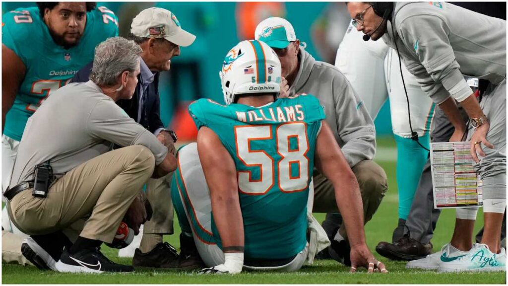 Connor Williams, jugador del Miami Dolphins se lesiona | AP