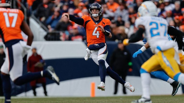 Jarrett Stidham se apoya en la defensiva de Broncos para vencer a Chargers