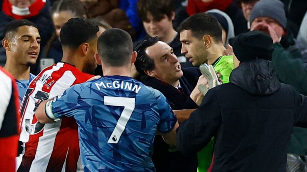 Emiliano 'Dibu' Martínez volvió a protagonizar un polémico momento, ahora, en la Premier League en el duelo ante el Brentford.