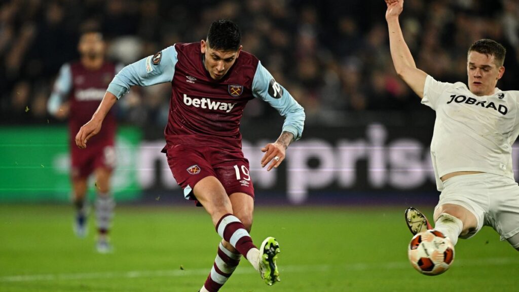 Edson Álvarez llevó a la victoria al West Ham United luego de asistir y marcar gol en la victoria 2-0 sobre el Friburgo.