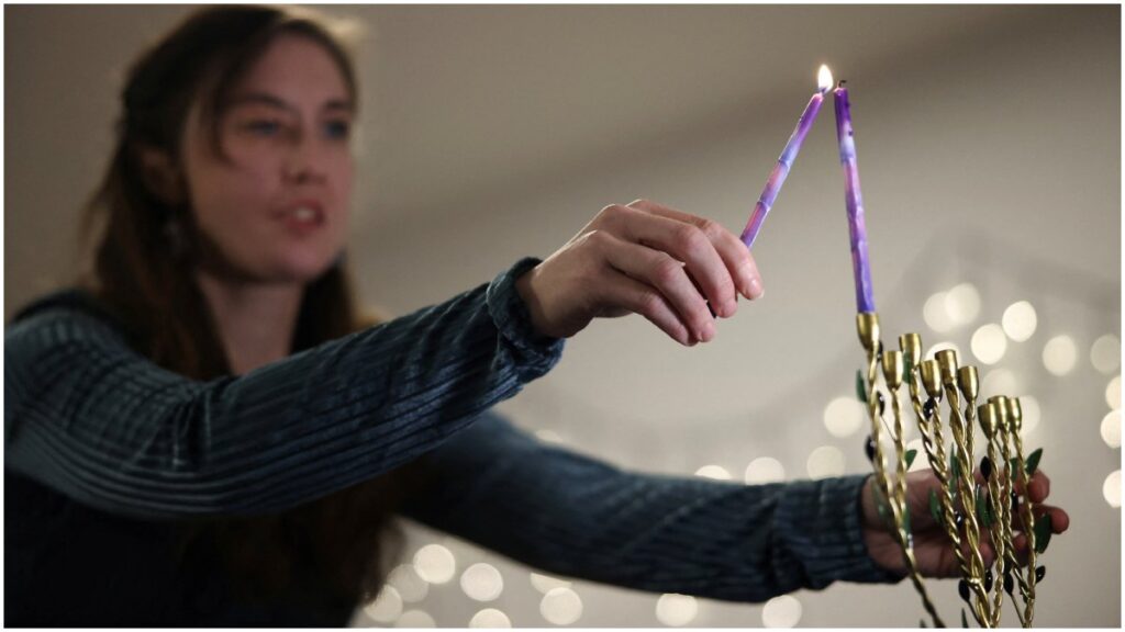 Encendido de las velas en el Hanukkah | Reuters; Johannssen