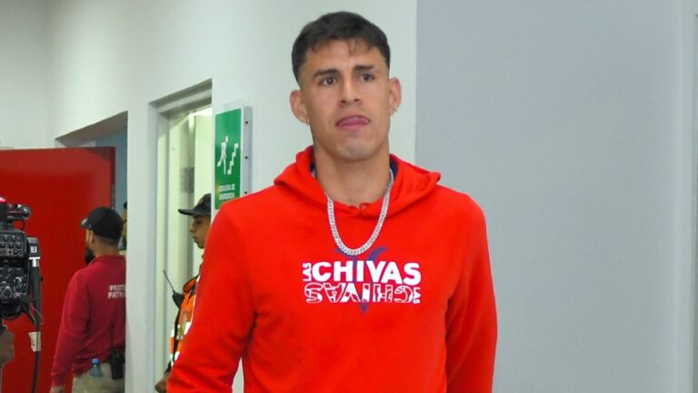 Chicote Calderón reporta a exámenes físicos con Chivas aunque sigue sin renovar