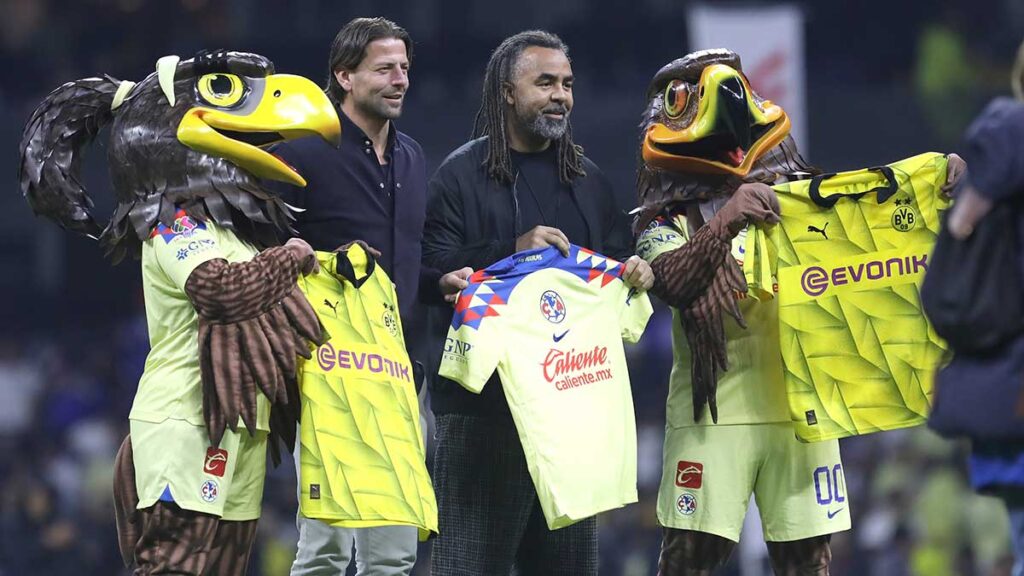 El América realiza intercambio de playeras con leyendas del Borussia Dortmund