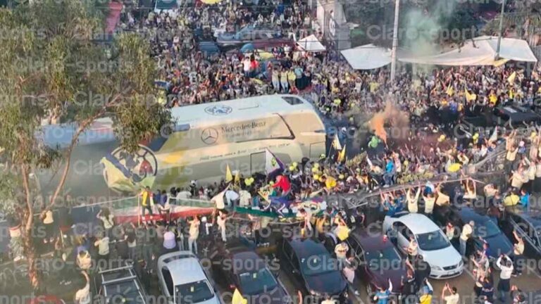 Aficionados del América tiran una de las rejas del estacionamiento del Estadio Azteca