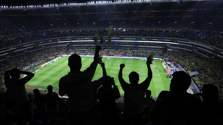 América vs Tigres: Aficionados se cansan de esperar y se pasan las rejas de seguridad