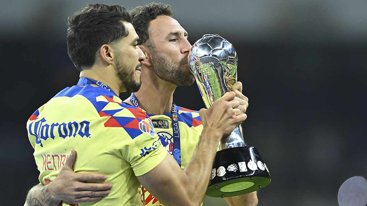 América Campeón Henry Martín comparte el honor con Miguel Layún y