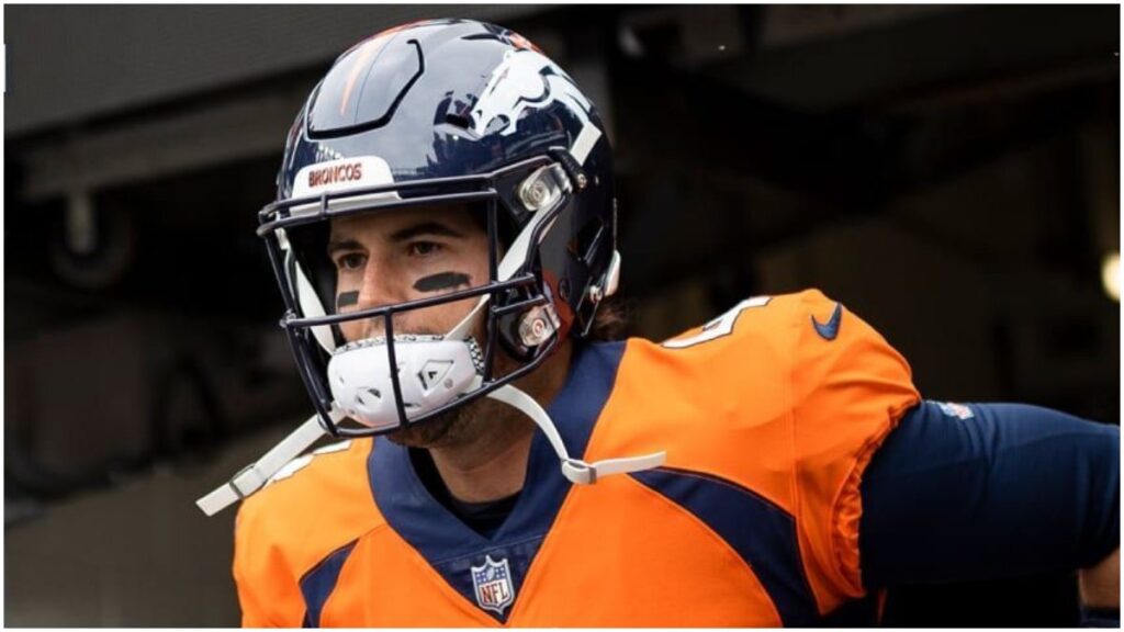 Jarrett Stidham, mariscal de campo de los Broncos | X: @Broncos